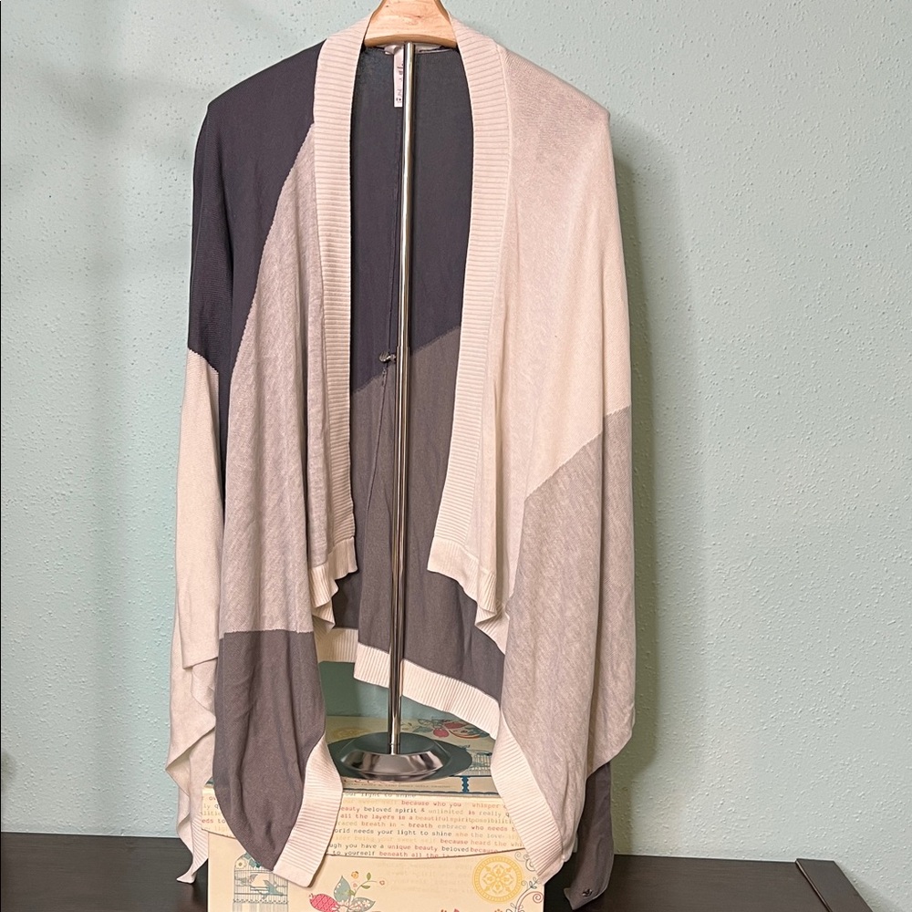 lululemon athletica Tri-Tone Cape - Black, Gray, Cream